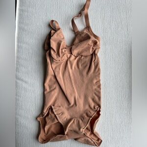 SKIMS Sculpting Brief Bodysuit in Ochre - XXS/XS BRAND NEW IN BOX